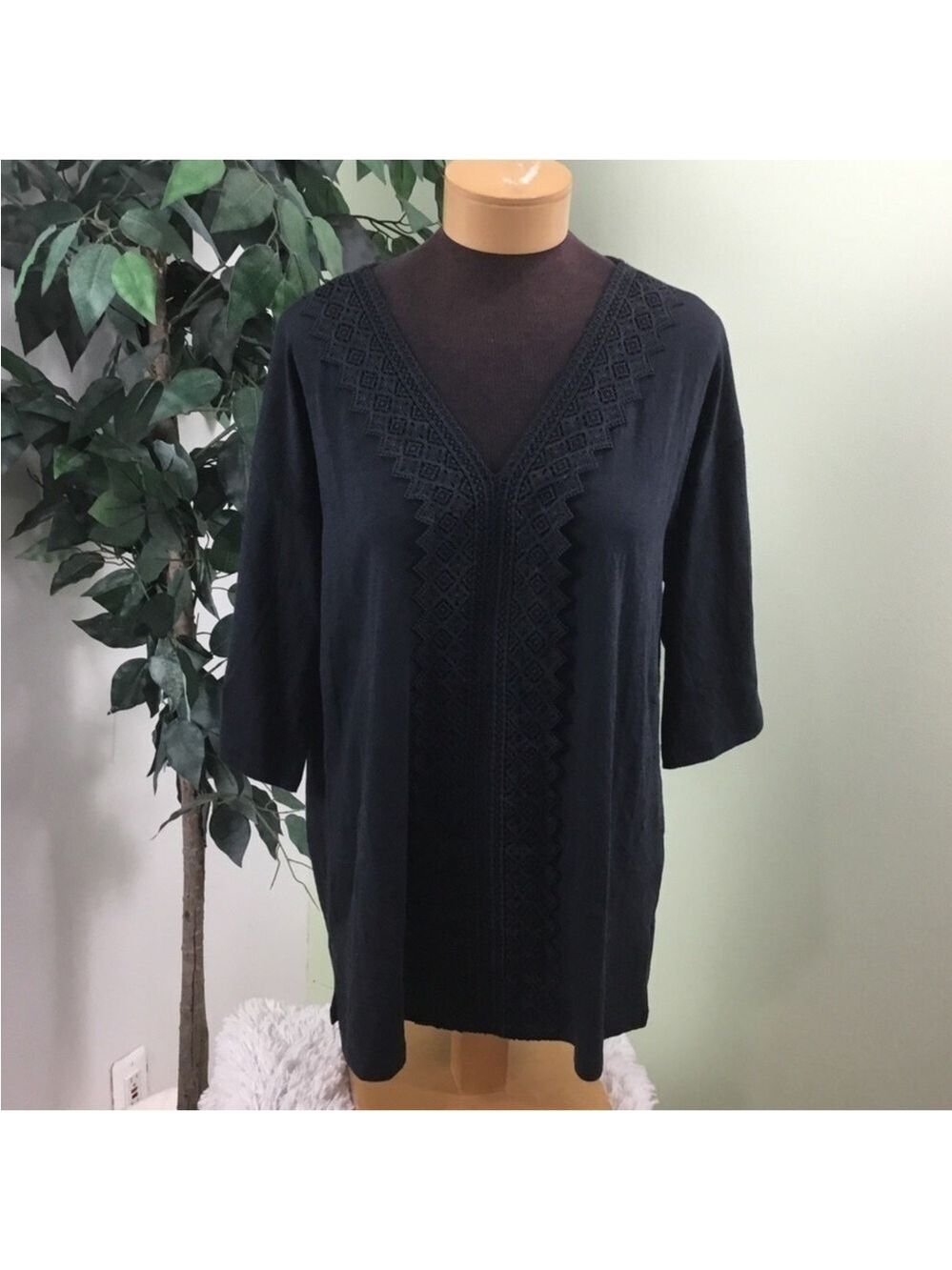 Colleen Lopez black elbow sleeve v neck tee Womans size Large